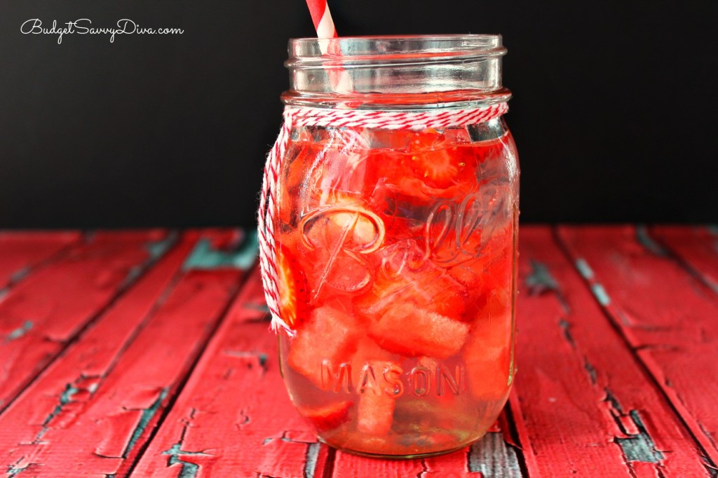 Watermelon Detox Water | http://homemaderecipes.com/healthy/12-fruit-infused-water-recipes/