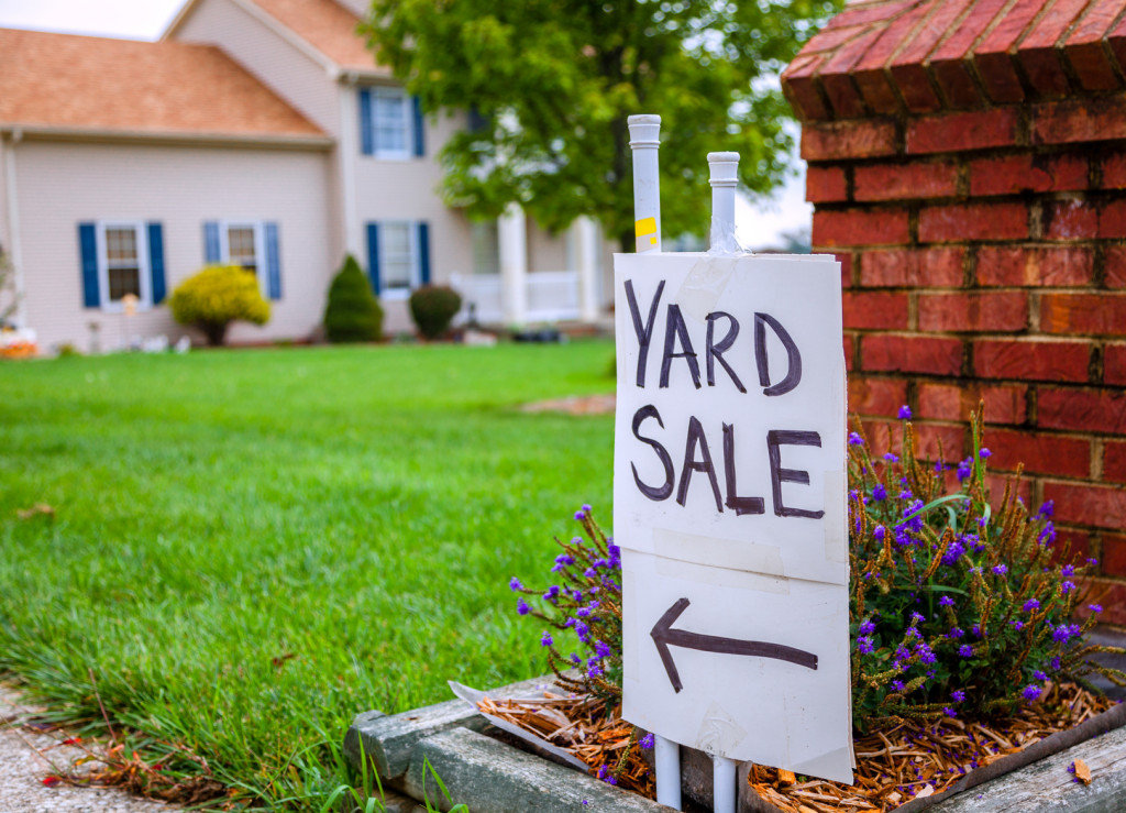 Closeup image of a yard sale sign