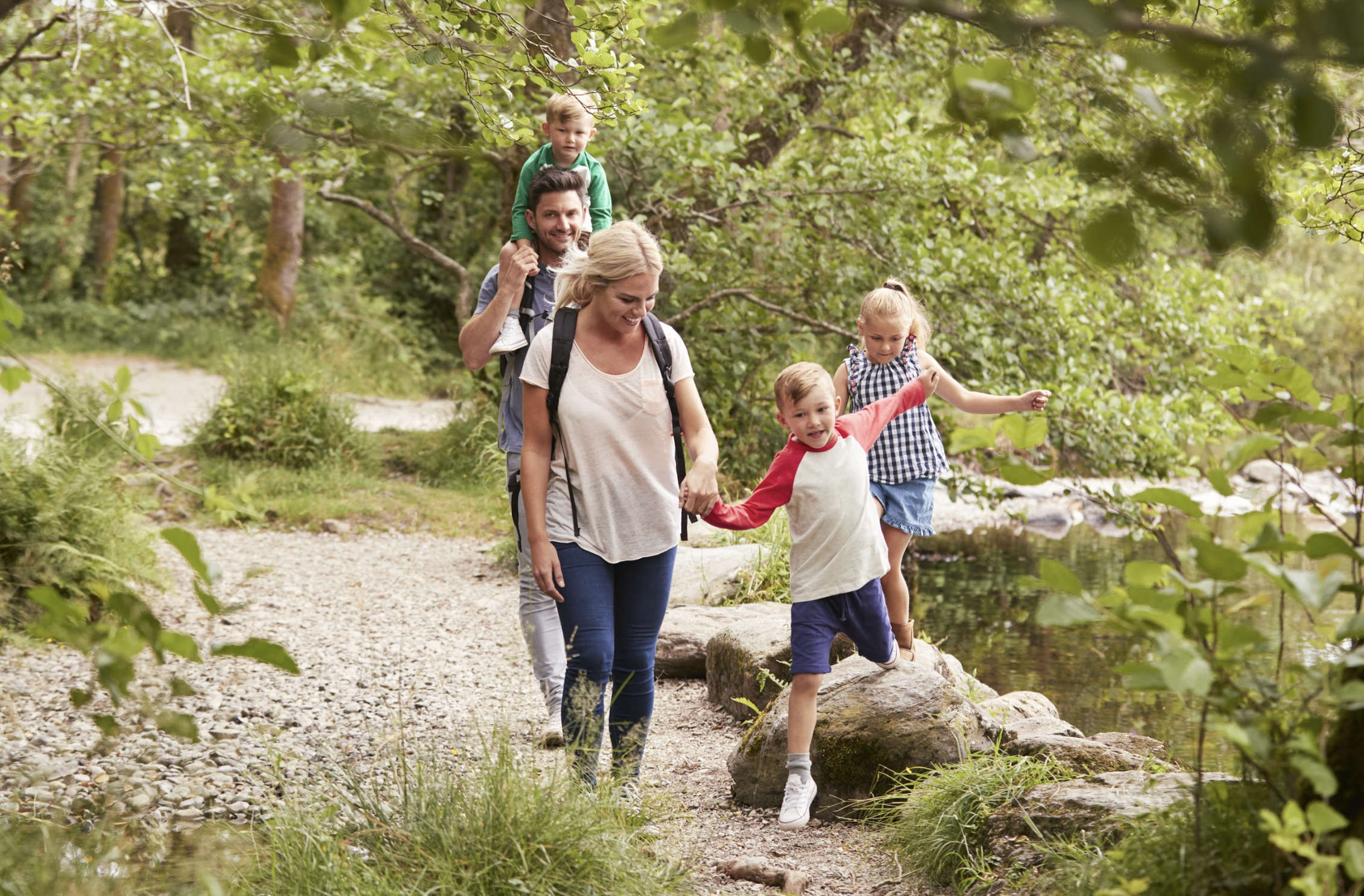 Family hike. Семейный поход. Семейный туризм. Семья в походе. Женщина в походе с семьей.